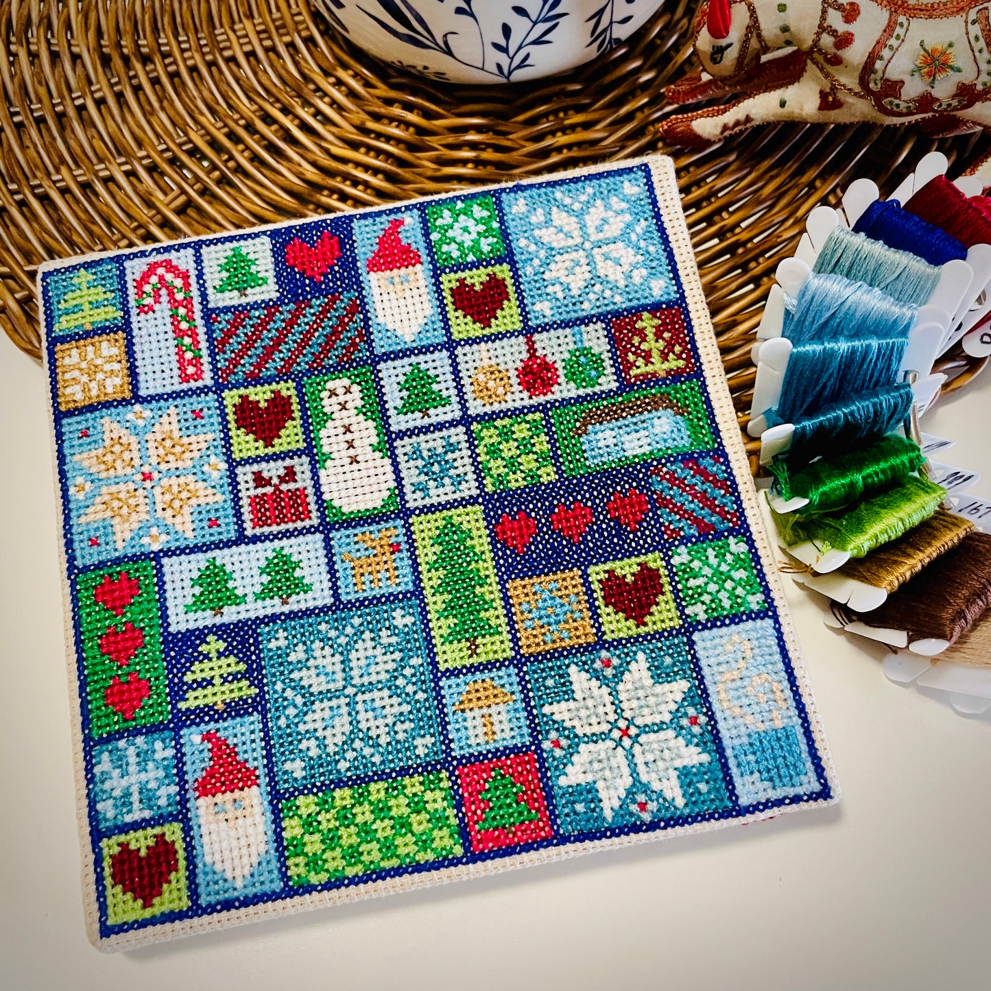 CROSS STITCH PATTERN: Happy Holidays